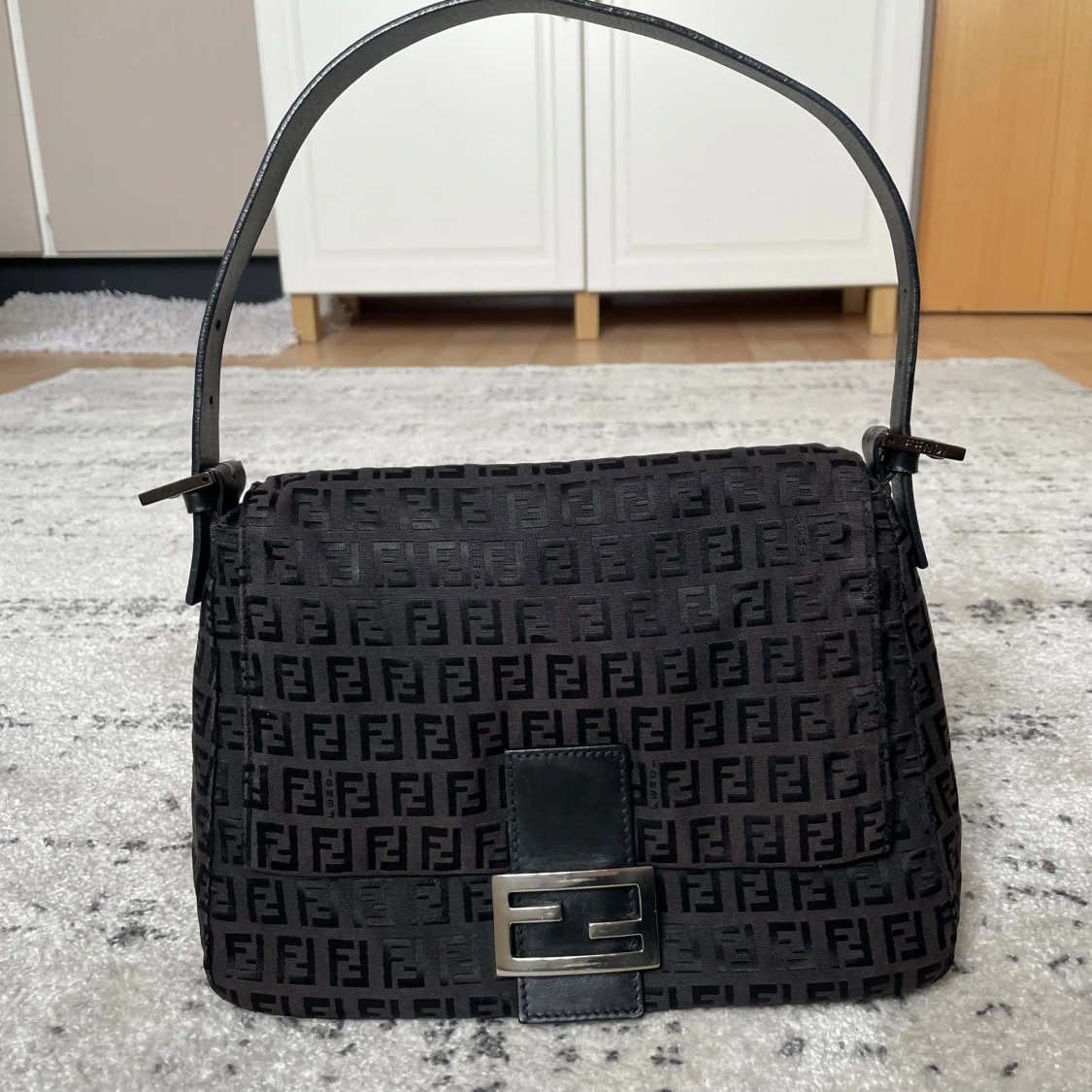 Svart axelväska Fendi Zucca