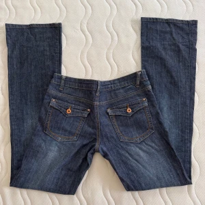 Lågmidjade bootcut jeans - Lågmidjade jeans med snygga fickor, midja rakt över 40/41cm, innerbenslängd 87cm💕