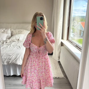 Blommig kortklänning från Gina  - Supersöt kortklänning från Gina Tricot. Storlek XS. Endast använd enstaka gång 🌸