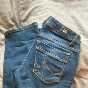 LTB jeans - Super lågmidjade jeans från LTB! De är i modellen valerie. Min kamera är sprucken, därav lite dåliga bilder men önskas fler är det bara att höra av sig! Passar mig som brukar använda xs