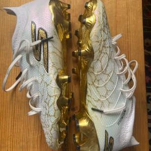 Nya sketchers fotbollsskor - Sketchers Low FG Electrum vit/guld. Helt nya fotbollskor som är riktigt snygga och sköna. Använda en gång och är i utmärkt skick! Storlek 42,5. Original pris 2500 på unisport. 