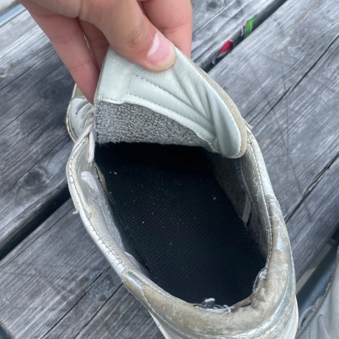 Vita sneakers med grå mockadetaljer - 2