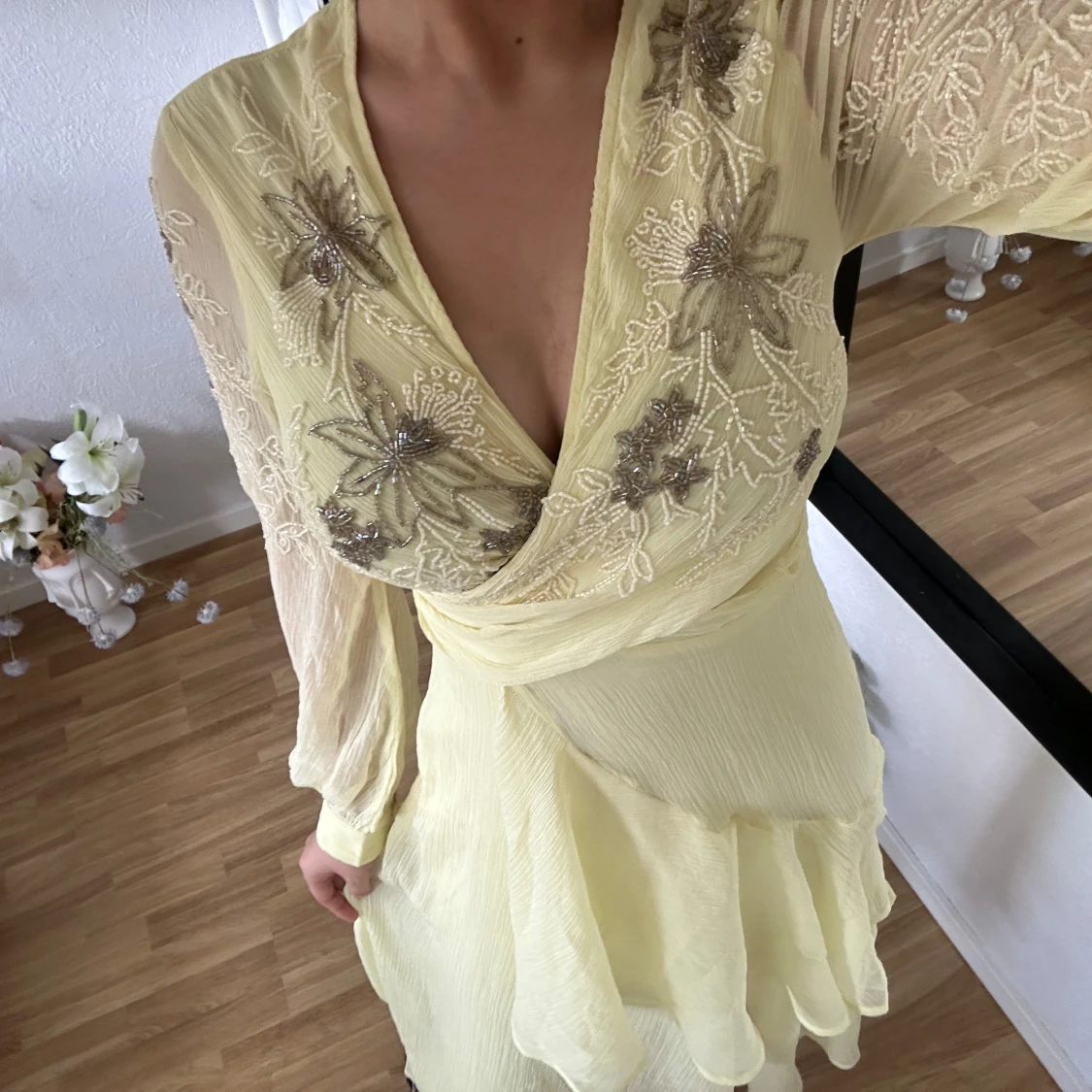 Ljusgul omlottklänning med broderade blommor - 4