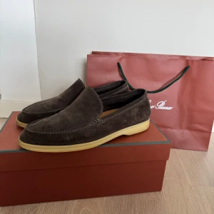 Loro Piana Summer Walk - Säljer nu mina Loro Piana Summer Walk. Skorna är i mycket bra skick, finns en liten skada längst framme på sulan på en skon men inget man lägger märke till. Storlek 41 (passar42)  Box, dustbag mm medföljer  Hör av dig för fler frågor/funderingar