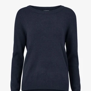 Mörkblå stickad tröja - En enkel och stilren mörkblå stickad tröja med rund halsringning och långa ärmar. Perfekt att matcha med jeans eller kjol för en avslappnad look.