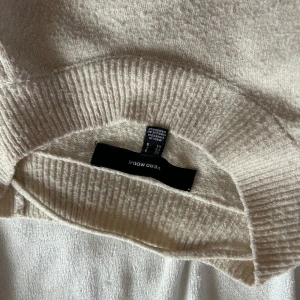 Beige stickad tröja från Vero Moda - Mysig beige stickad tröja från Vero Moda. Tröjan har rund halsringning, långa ärmar och ribbade muddar vid ärmslut och nederkant. Perfekt till mycket!! Inget större problem för utom ett litet hål men inget man märker 