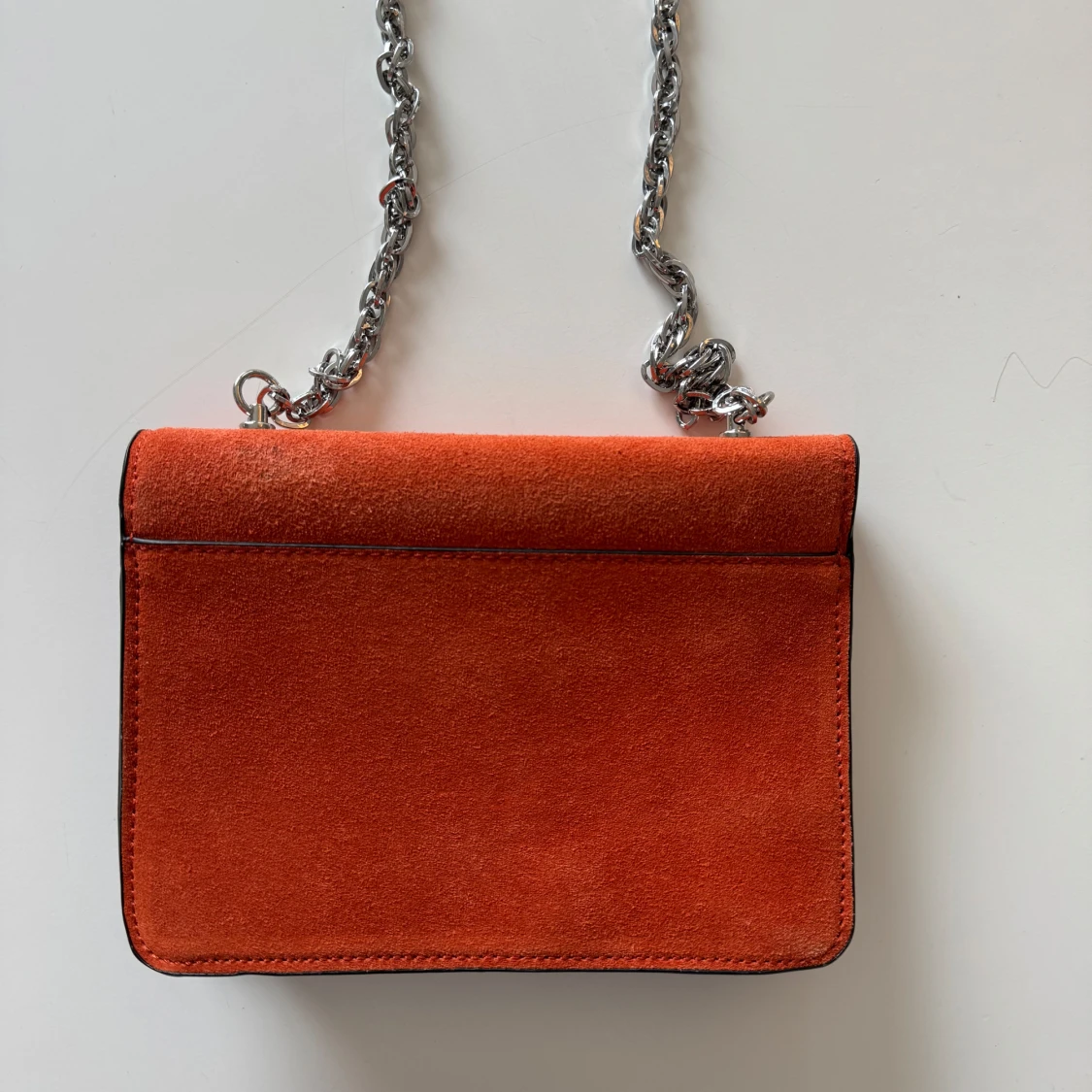 Orange axelväska i mocka med silverkedja - 1