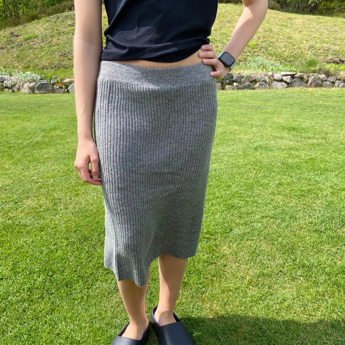 Grå ribbad stickad kjol - 1