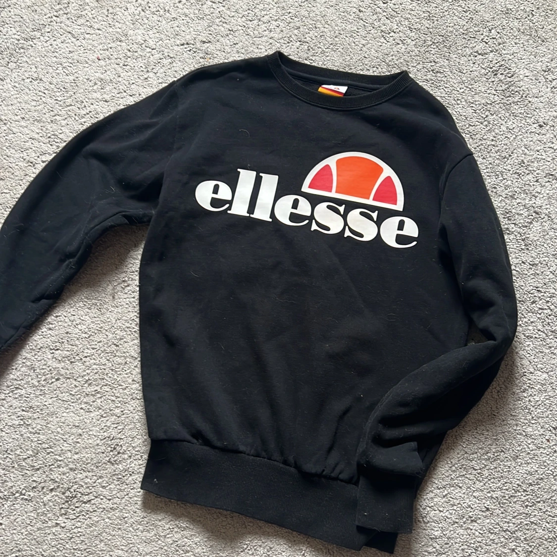 Svart sweatshirt från Ellesse