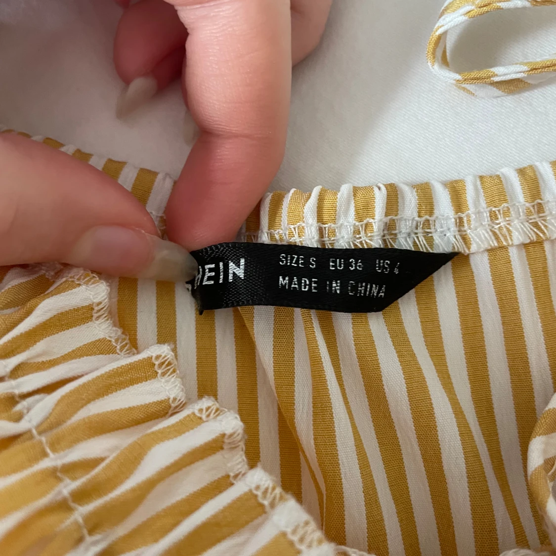 Gul och vit randig klänning med smock och knytband - 3