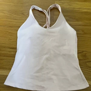 Ljusrosa träningstopp från SOC - Säljer en ljusrosa linnetopp från SOC med smala korsade axelband i ryggen. Skriv för flera frågor💕