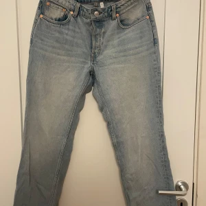 Ljusblå jeansbyxor från Weekday - Ljusblå jeansbyxor från Weekday i modellen Pin Mid Straight. Klassisk femficksdesign, raka ben och normal passform. Perfekta för en avslappnad stil och lätt att matcha med olika toppar.