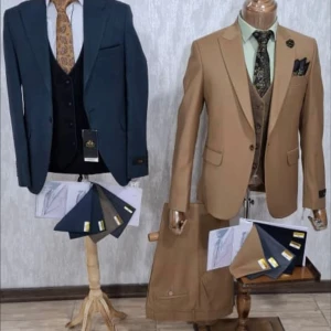 Beige kostym med väst och kavaj - Stilren beige kostym med matchande väst och kavaj. Kavajen har klassiska slag, två knappar och fickor med lock. Västen har tre knappar och en elegant passform. Perfekt för bal eller fest. Snyggt mönstrad slips och näsduk ingår.