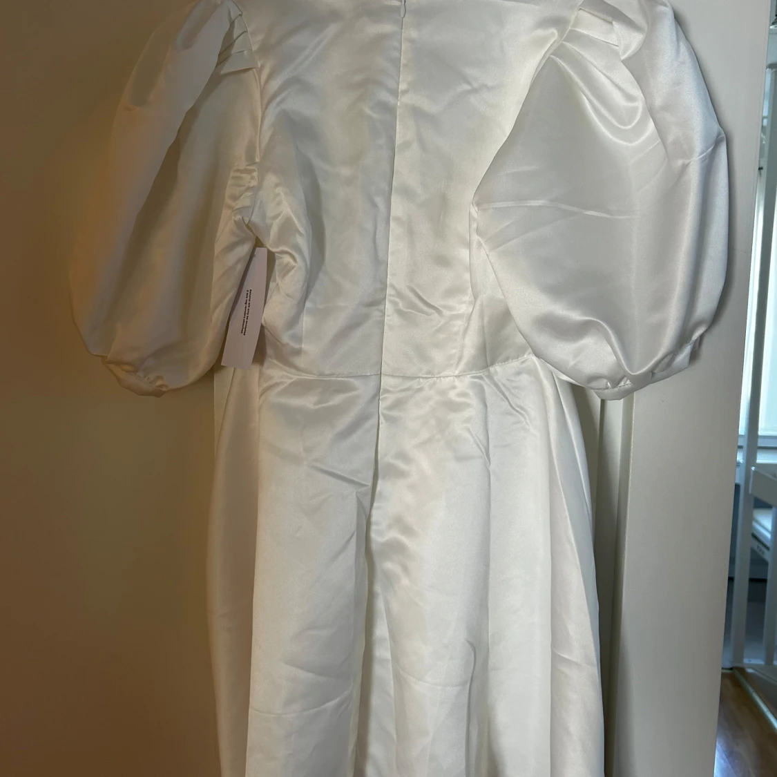 Vit långklänning med puffärm från Bubbleroom - 1