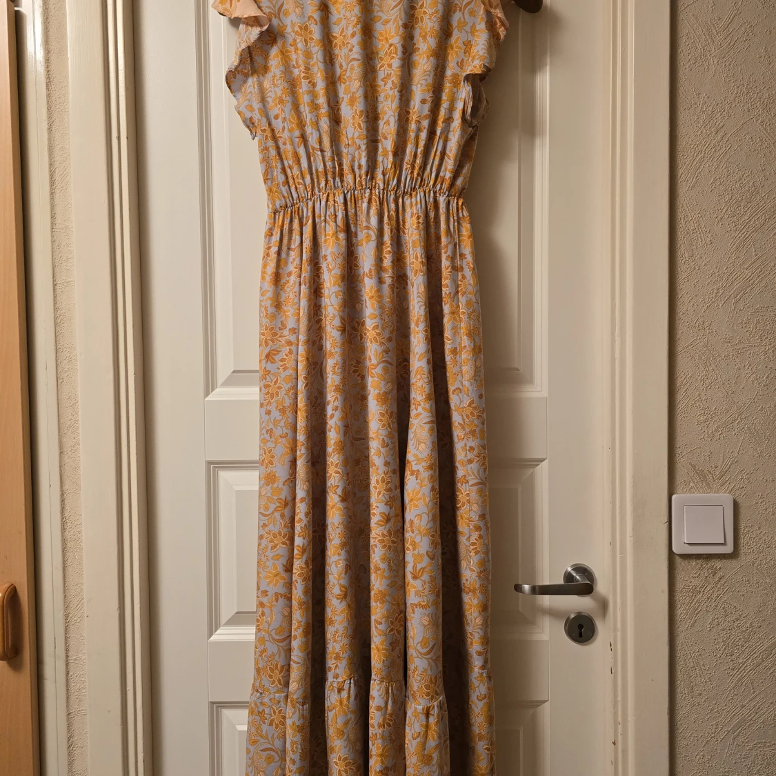 Blommig långklänning med volang och knytband - 3