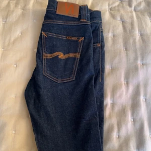 Ett par jeans från Nudie Jeans - Säljer ett par Nudie jeans riktigt stiliga och snygga mörk blå färg, dom kostar runt 1600 ny men tyvärr för små för mig så därför jag säljer dom.