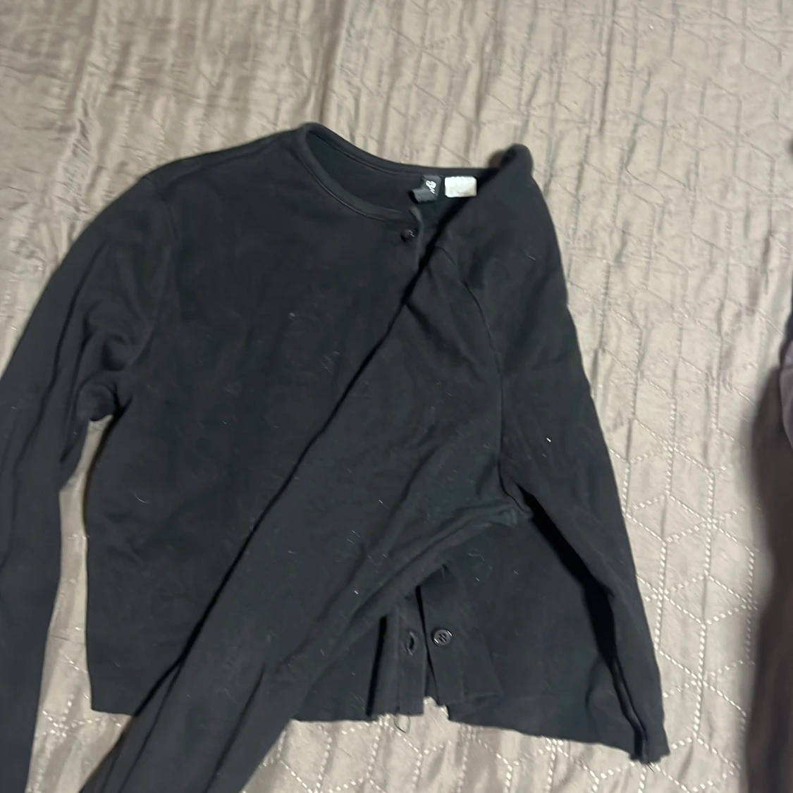 Svart croppad kofta från Divided - 2