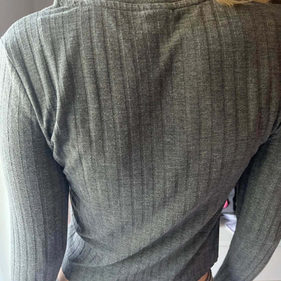 Grå ribbad croppad långärmad topp - 3