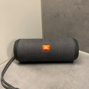 JBL essential  - Bluetooth-högtalare med kraftfullt ljud                             Batterietid upp till 10 timmar                                             Vattentålig (IPX7)                                                        Perfekt för stranden, resor eller hemma                          Skriv gärna till mig vid funderingar 
