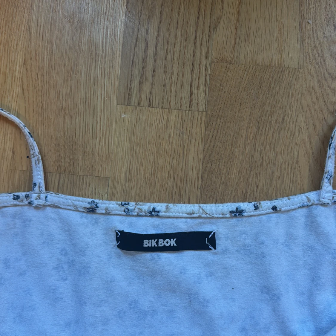 Blommig linnetopp med spets från Bik Bok - 2