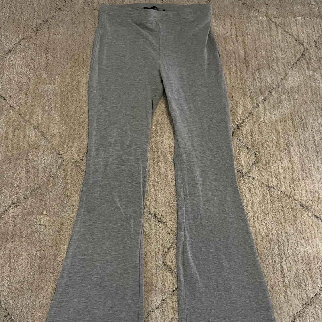 Grå bootcut byxor från 157🤍