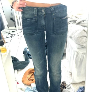 Diesel jeans - Snygga bootcut/straight/flare jeans. Snygg blå tvätt! Oanvända, provade men för små för mig. Bra kvalitet!! Storlek 24x34. Motsvarande ca xs/xxs och tall 