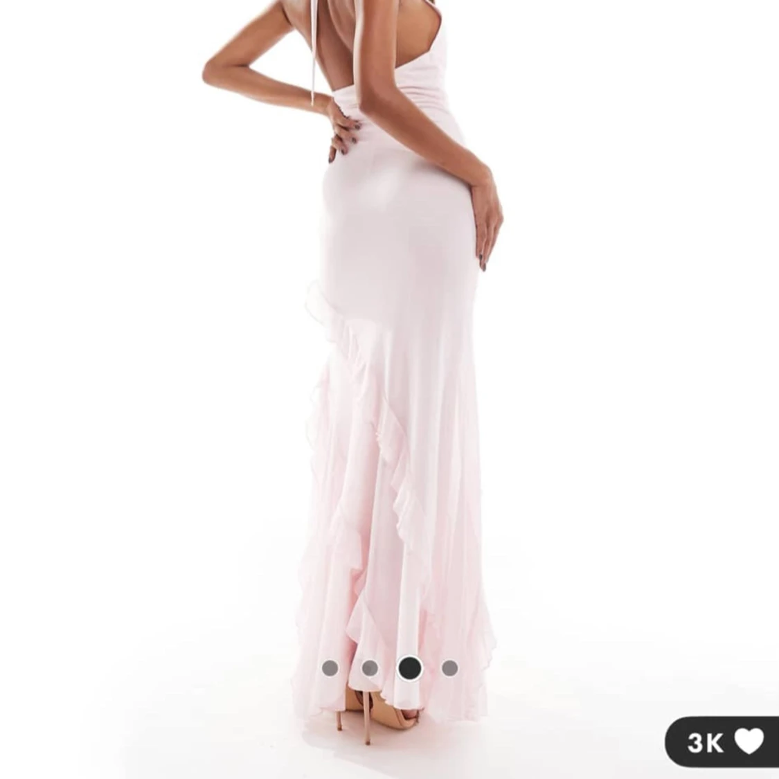 Ljusrosa långklänning med volangdetaljer - 1