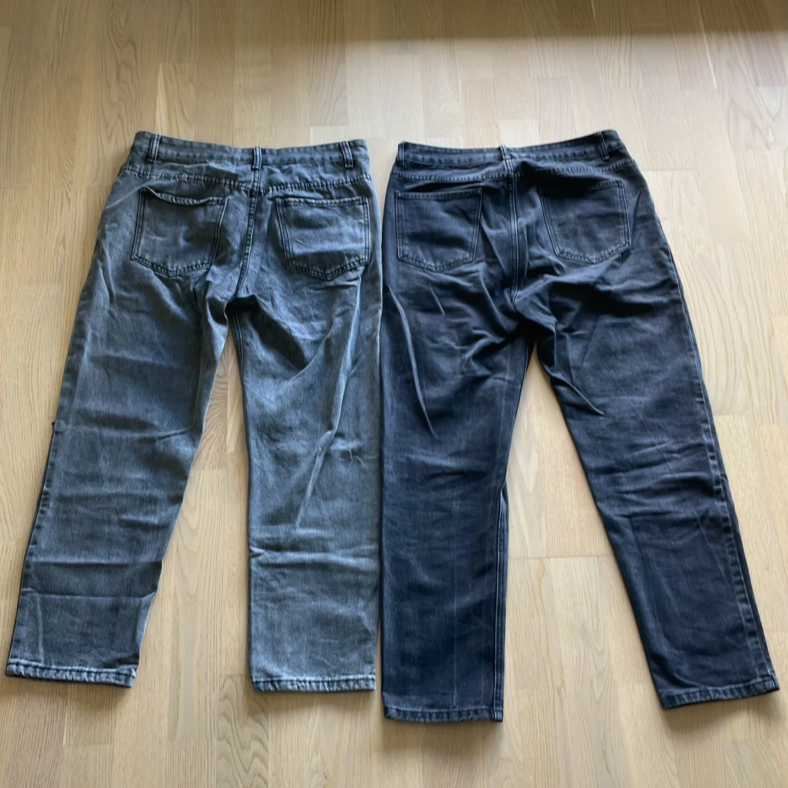 Två par jeans i grå och svart - 3