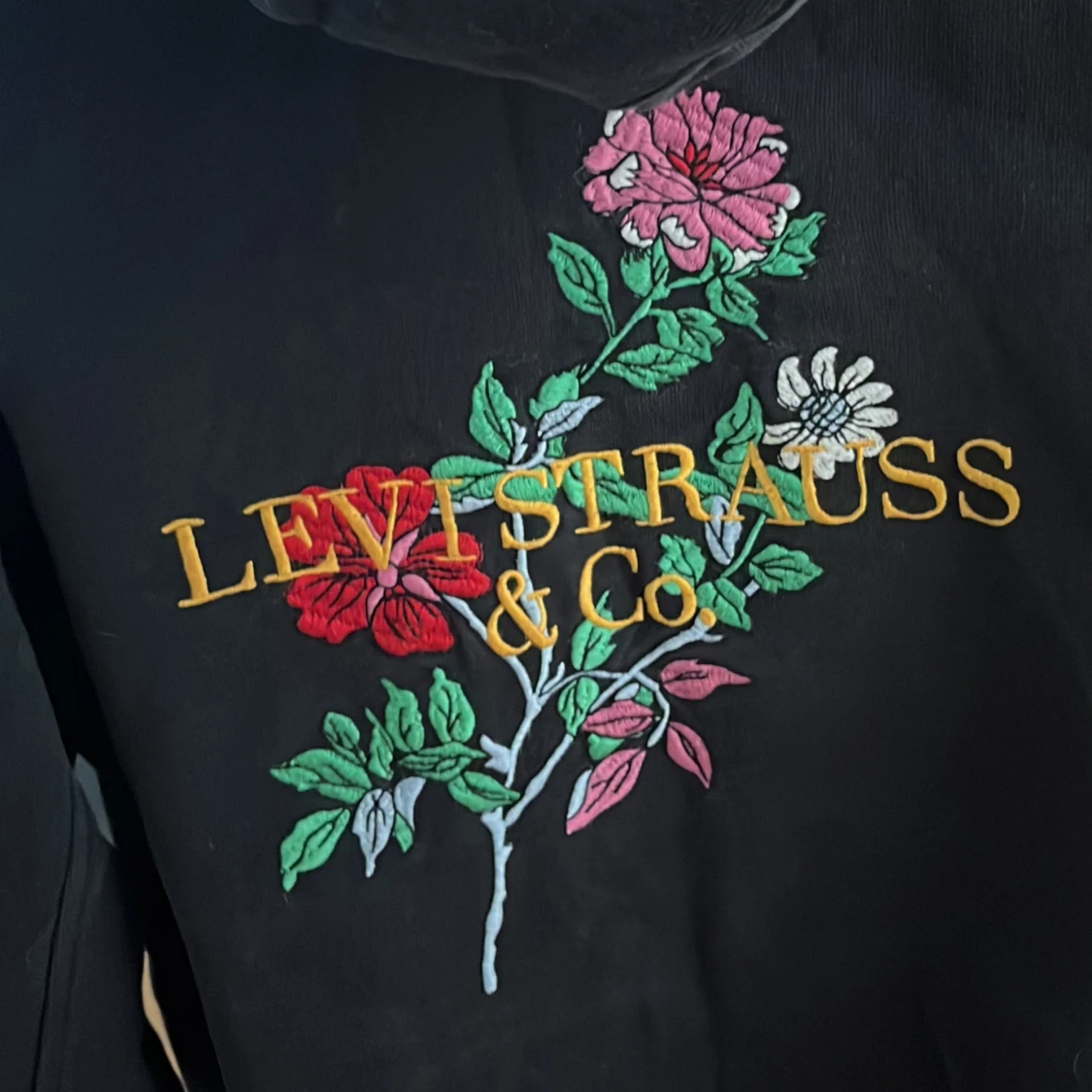 Svart hoodie från Levi's med blommigt broderi - 2