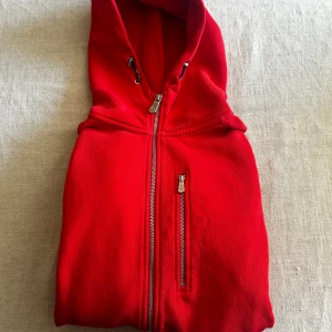 Sail Racing Hoodie - Röd hoodie från Sail Racing i fint skick.  Sparsamt använd. Nypris: 1500kr  Strl: M