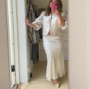 satinkjol - Säljer denna vita satinkjol som e perfekt inför sommaren❤️