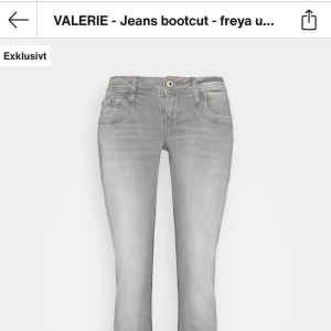 Grå bootcut jeans ltb jeans  - Snygga grå jeans med bootcut passform och låg midja. Jeansen har klassisk femficksdesign och stängs med knapp och dragkedja. Perfekta för en avslappnad och trendig look. 30-32 