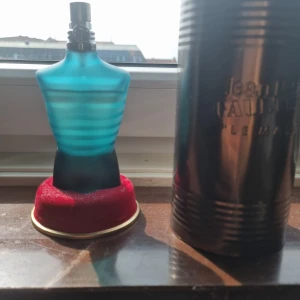 Jean Paul Gaultier Le Male Eau de Toilette - Klassisk herrparfym i blå, kroppformad flaska med ränder. Doften är fräsch och maskulin, perfekt för dig som gillar ikoniska parfymer. Kommer med original metalltub som förvaring. Den är 125ml och har bara använt 25mll så 100 ml kvar! Nytt pris är 900kr jag säljer för 600kr