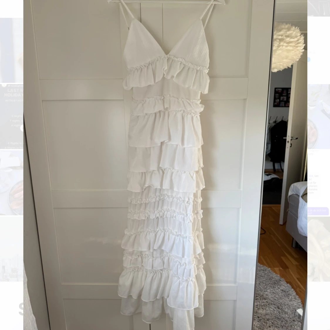 Vit långklänning med volanger
