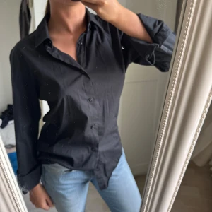 Svart skjorta  - Svart skjorta från herr avdelning. Men passar mig som har XS/S i toppar. ❤️