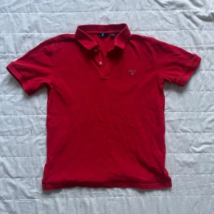 Gant piké - Säljer denna Gant Piken som aldrig är använd! | Köptes på Gant för cirka 800 kr. | Storlek 158/164. | Sitter true to size. | Släng iväg en signal vid funderingar så svarar jag snabbt. |