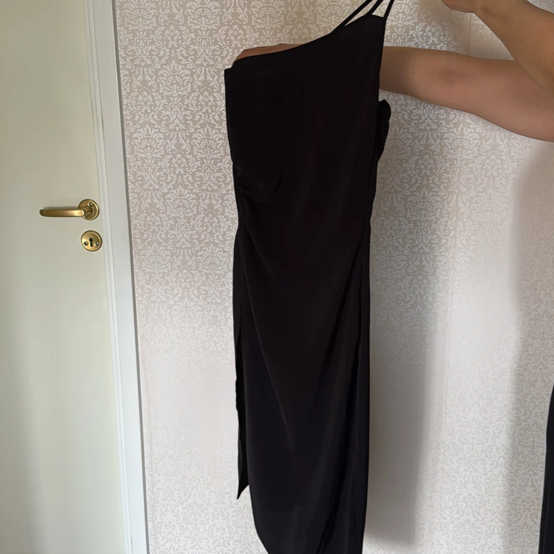 Svart oneshoulder långklänning