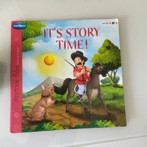 It's Story Time! - En färgglad sagobok fylld med inspirerande berättelser om djur och äventyr. Perfekt för unga läsare som gillar spännande och lärorika historier med fina illustrationer. Boken är lättläst och passar både högläsning och egen läsning.