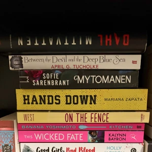 Between the Devil and the Deep Blue Sea - Priset kan varierar berorende på boken och dess kvalitet. Om man vill ha bättre bilder så är det bara att skriva 🌸