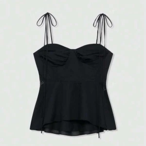 Svart linnetopp med knytband - Snygg svart linnetopp med smala axelband som knyts upptill. Skriv gärna om du har frågor🤍