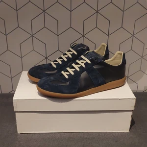 Maison Margiela gats - Säljer ett par stilrena marinblå sneakers från Maison Margiela || Storlek 42 || box och dustbags medföljer 