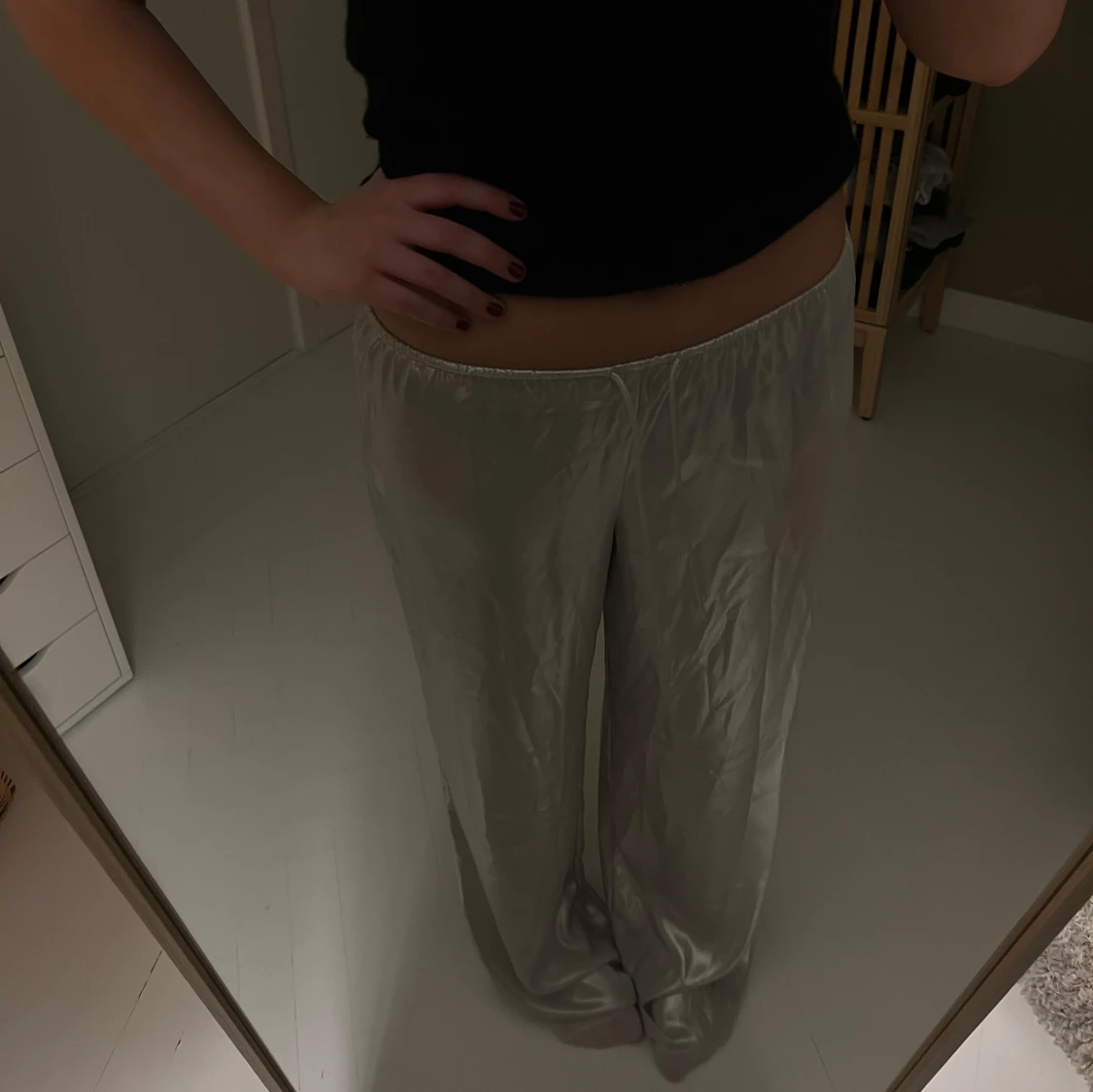 Silvriga vida satinbyxor - 1