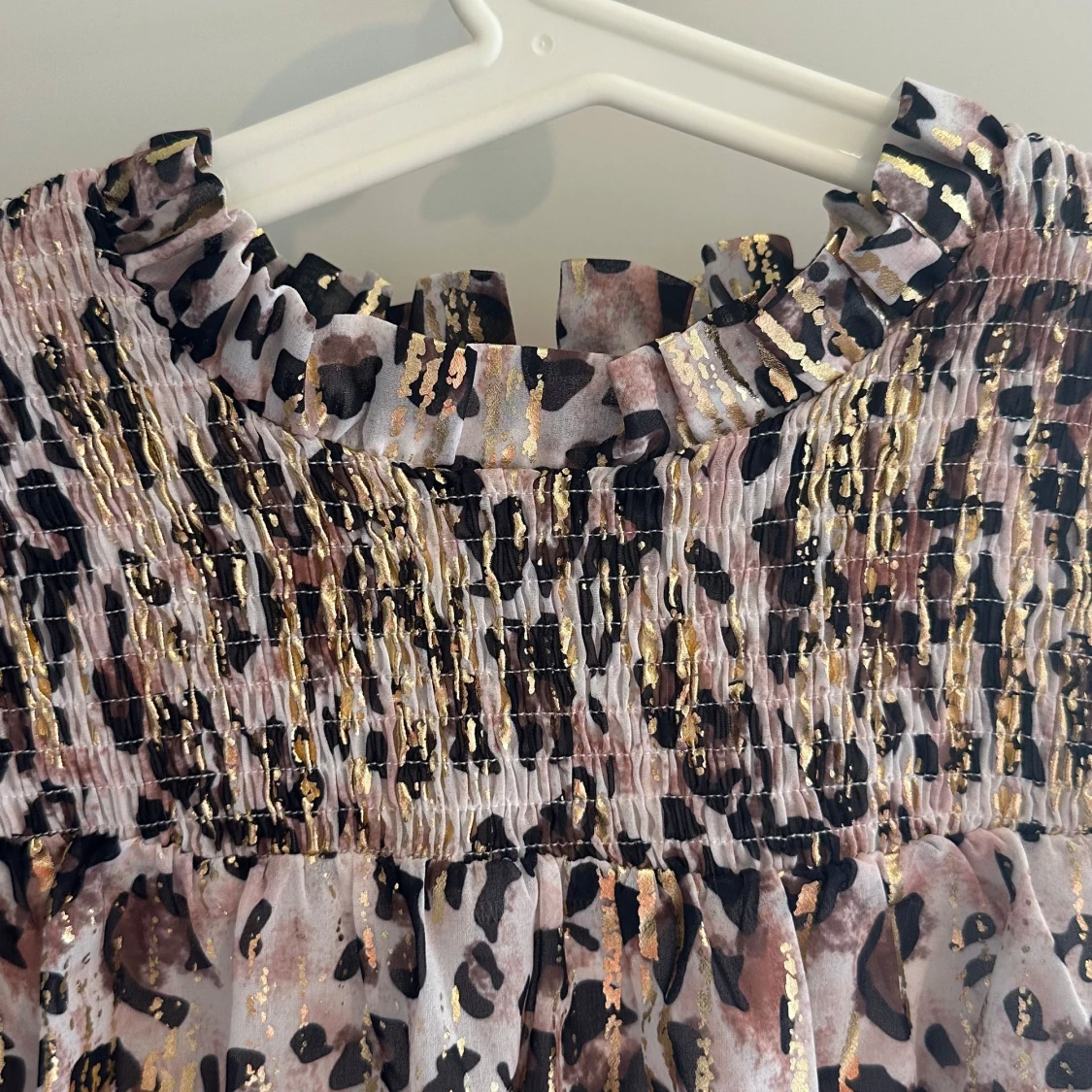 Leopardmönstrad klänning med guldiga detaljer - 2