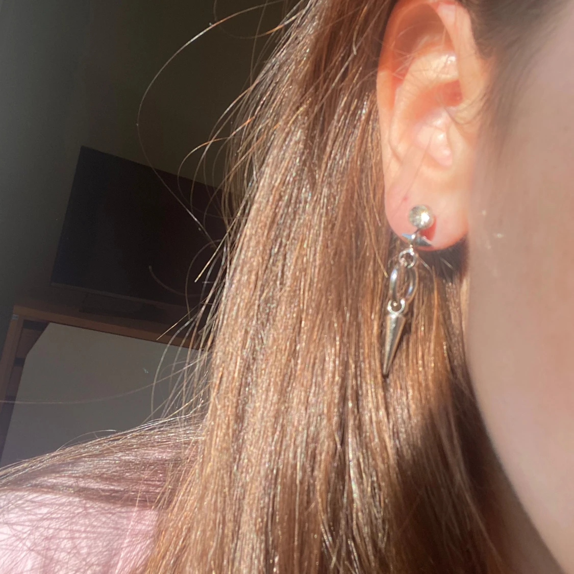 Silvriga örhängen med ring och spetsdetalj - 1