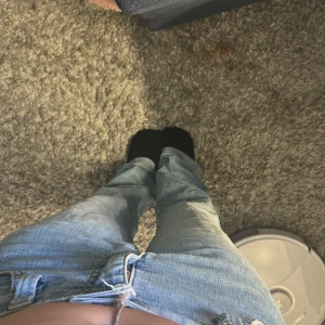 Ljusblå bootcut jeans  - Säljer ett par ljusblå jeans från flash med klassisk femficksdesign och bootcut passform. Jeansen har låg midja och är tillverkade i denim med dragkedja och knapp framtill. Perfekta ljusblå jeans. 