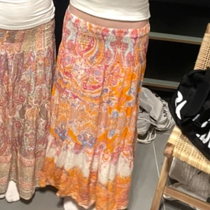 Orange mönstrad långkjol - Säljer en mönstrad långkjol från Indiska! Kjolen är onesize men passar xs/s! 💕