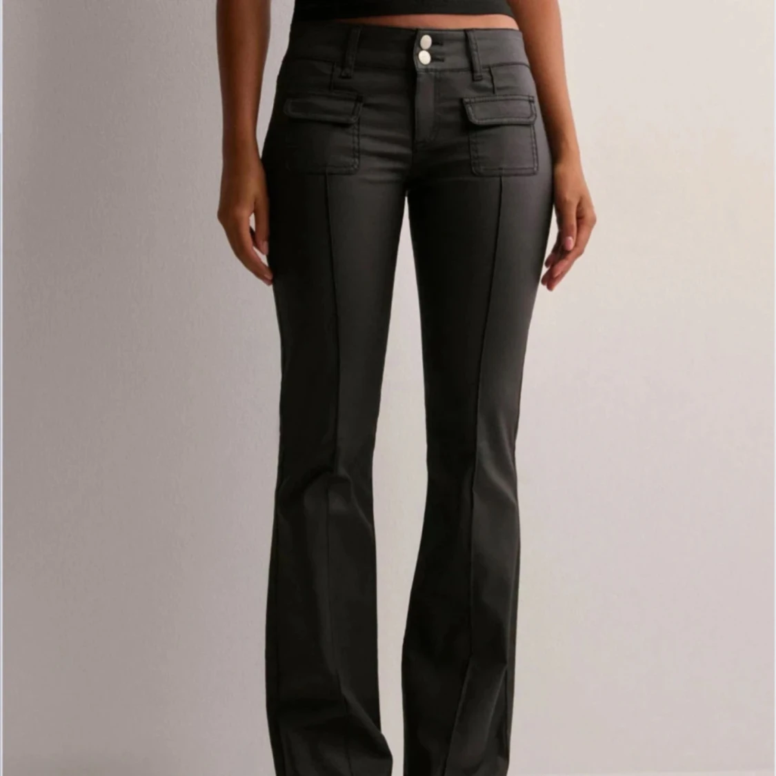 Svarta bootcut byxor med fickor