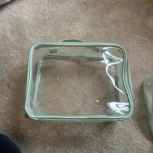 Transparent necessär från CAIA med mintgröna detaljer - Så najs necessär från caia, har använt mina för smink och när jag reser för att ha det organiserat. Skit snygga också och får plats med mycket!❤️Har 4 stycken och man kan få en för 150, alla för 500!