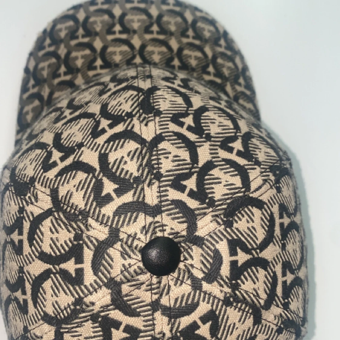 Beige och svart mönstrad keps från Ferragamo - 1