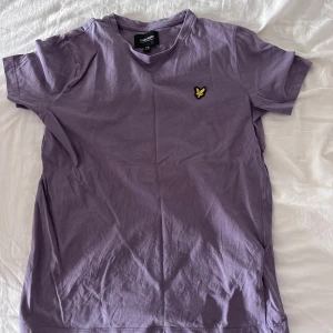 Lila Lyle&scott T-shirt  - Jättefint skick, knappt använd. Nypris 300. Storlek 10 år